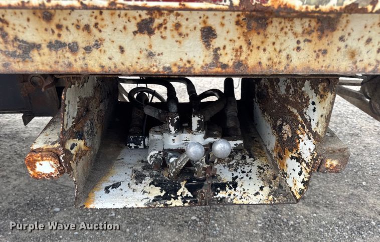 image for item DW6502 1997 International 4900 rollback truck