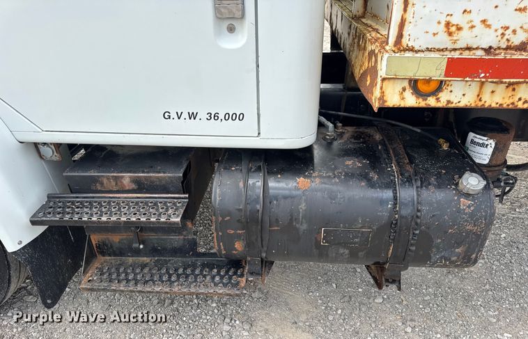 image for item DW6502 1997 International 4900 rollback truck