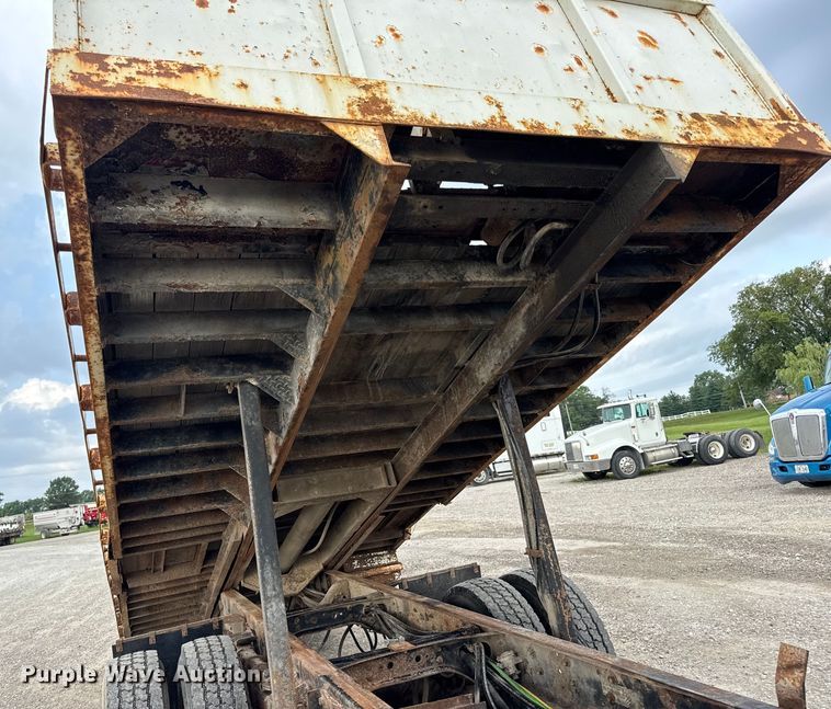 image for item DW6502 1997 International 4900 rollback truck