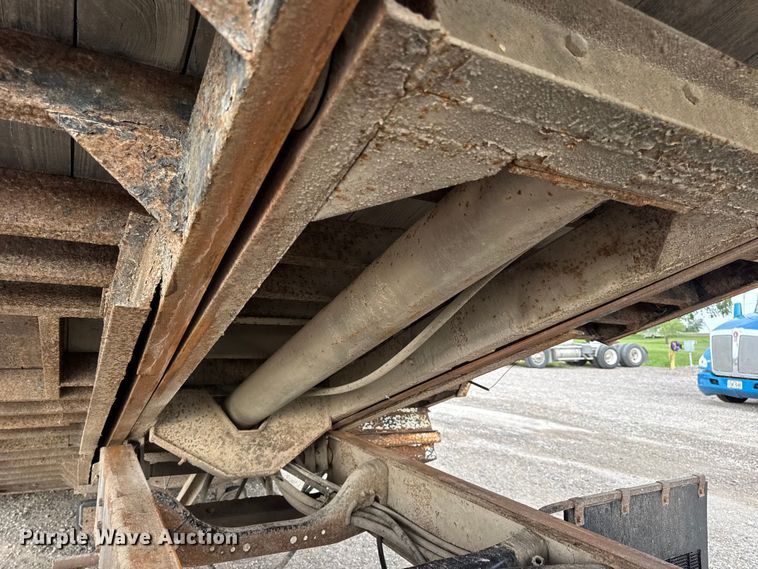 image for item DW6502 1997 International 4900 rollback truck