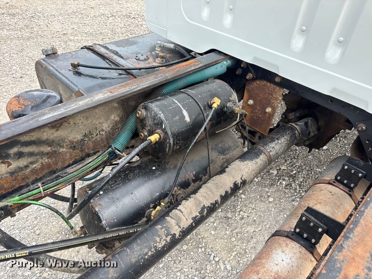 image for item DW6502 1997 International 4900 rollback truck