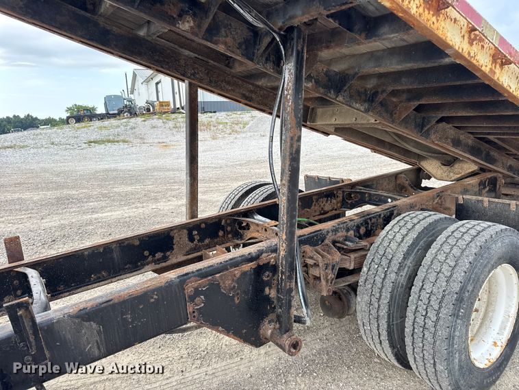 image for item DW6502 1997 International 4900 rollback truck