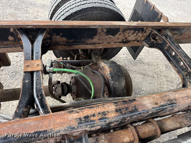 image for item DW6502 1997 International 4900 rollback truck