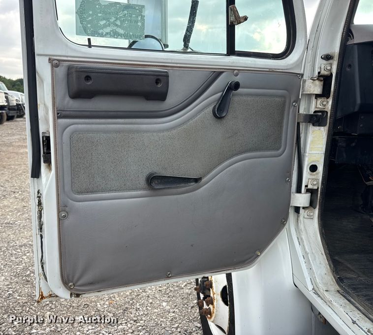 image for item DW6502 1997 International 4900 rollback truck