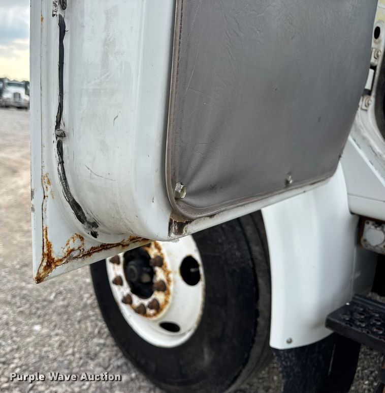 image for item DW6502 1997 International 4900 rollback truck