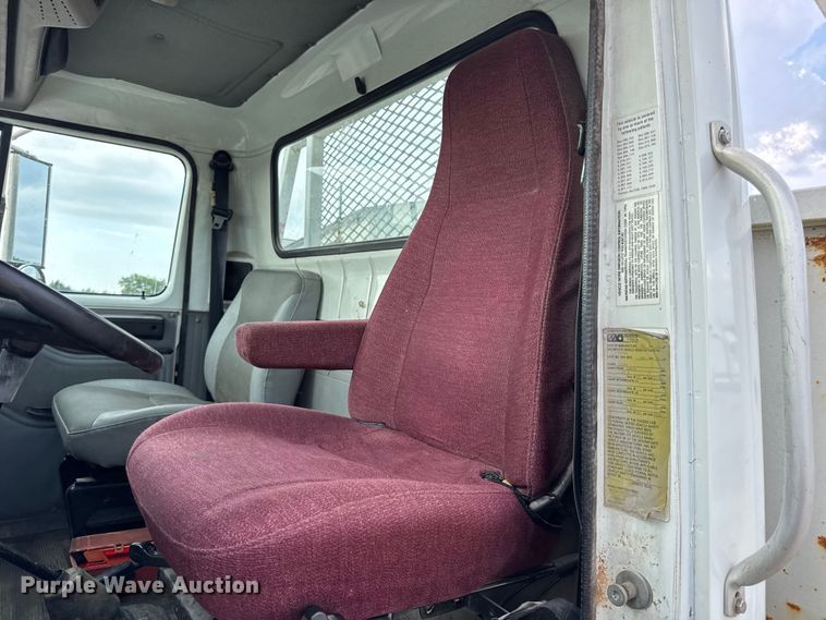 image for item DW6502 1997 International 4900 rollback truck