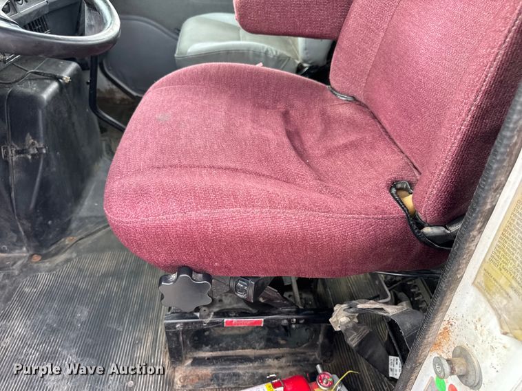 image for item DW6502 1997 International 4900 rollback truck