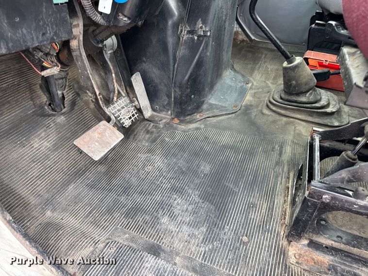 image for item DW6502 1997 International 4900 rollback truck