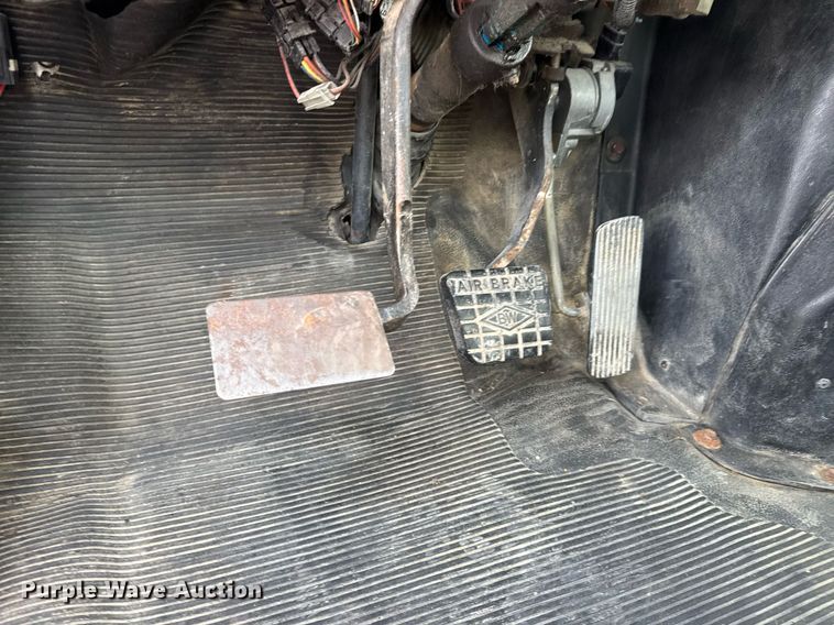 image for item DW6502 1997 International 4900 rollback truck