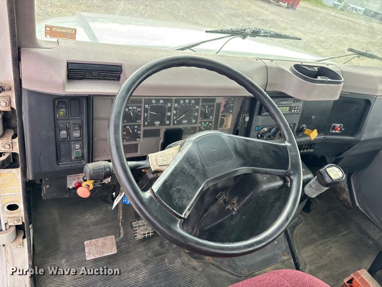 image for item DW6502 1997 International 4900 rollback truck