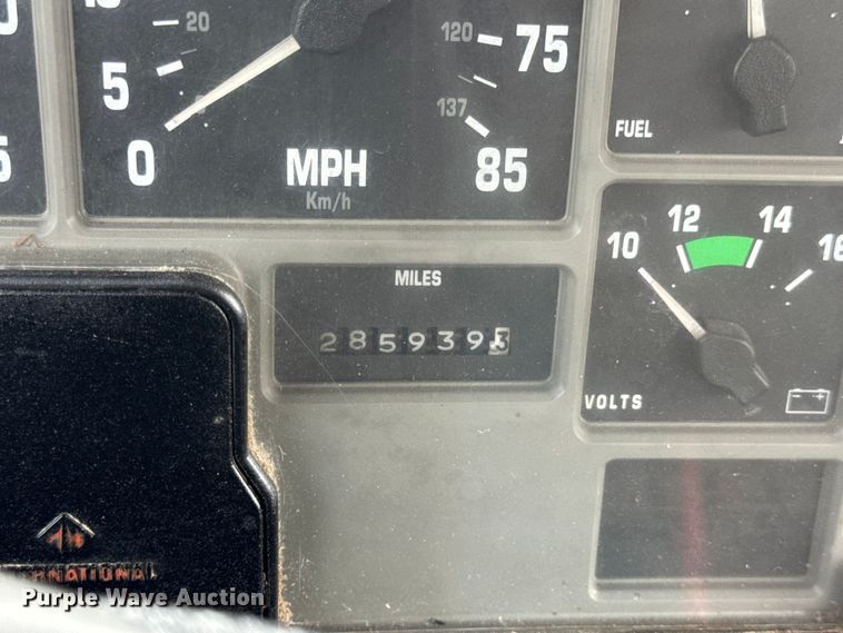 image for item DW6502 1997 International 4900 rollback truck