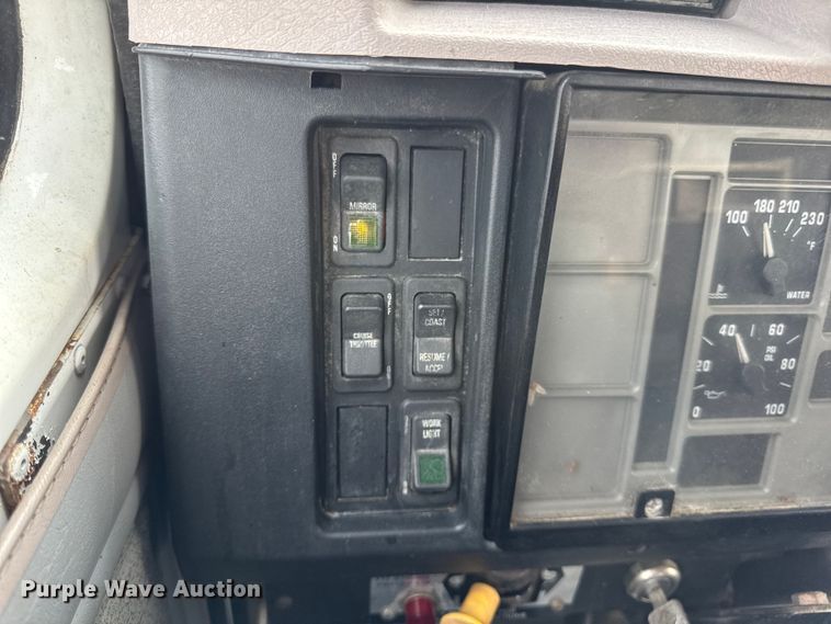 image for item DW6502 1997 International 4900 rollback truck