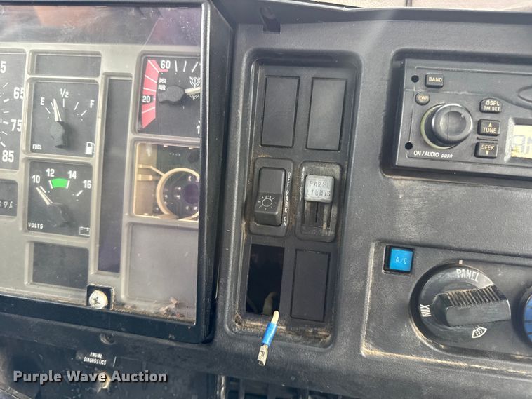 image for item DW6502 1997 International 4900 rollback truck