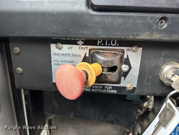 image for item DW6502 1997 International 4900 rollback truck