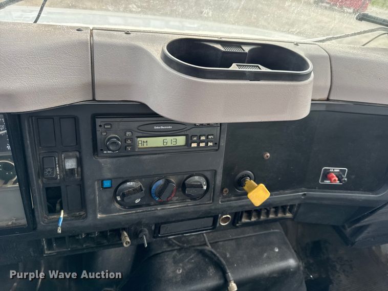 image for item DW6502 1997 International 4900 rollback truck