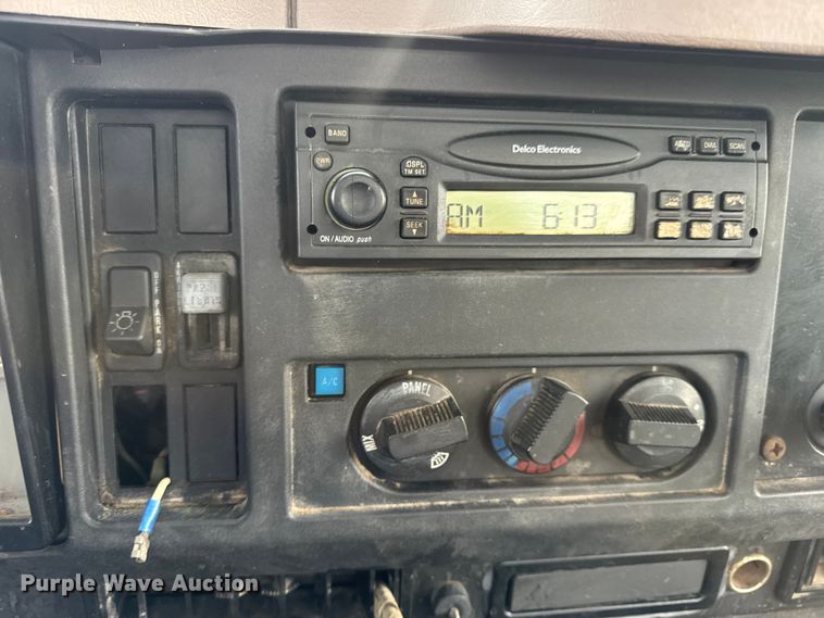 image for item DW6502 1997 International 4900 rollback truck