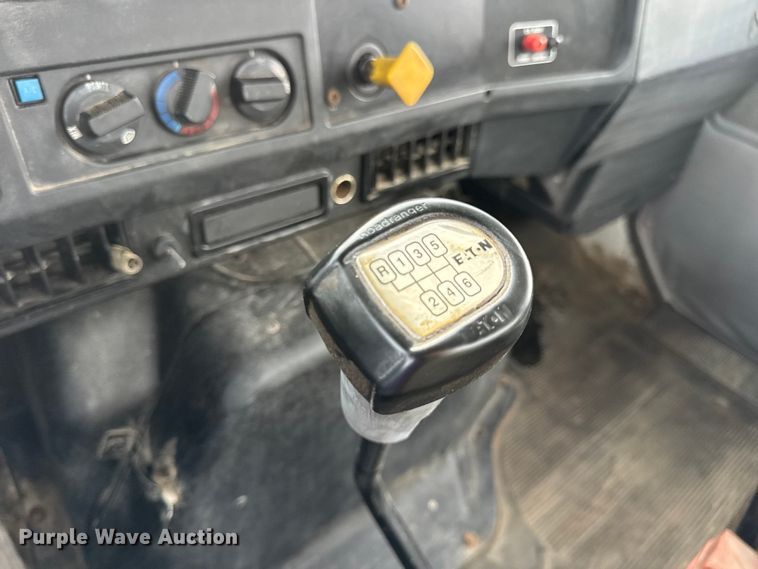 image for item DW6502 1997 International 4900 rollback truck