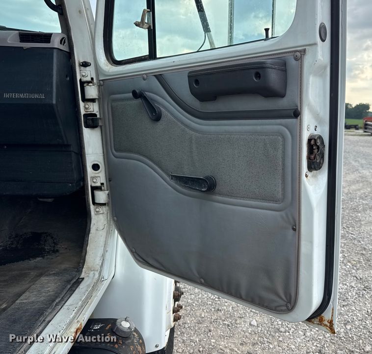 image for item DW6502 1997 International 4900 rollback truck