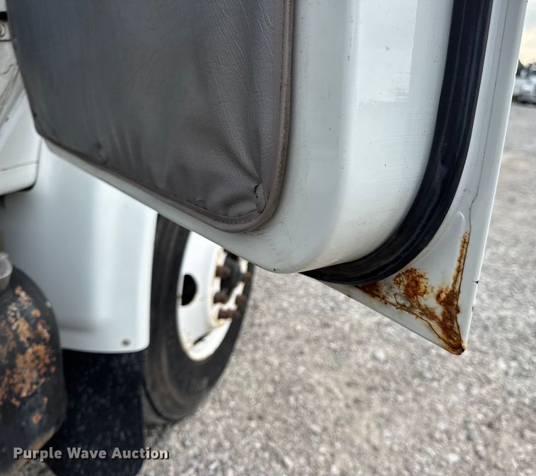 image for item DW6502 1997 International 4900 rollback truck