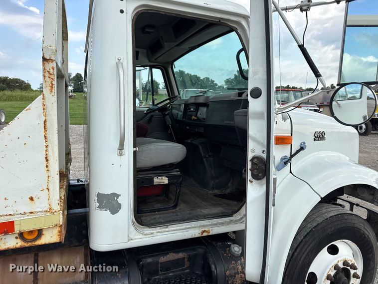 image for item DW6502 1997 International 4900 rollback truck