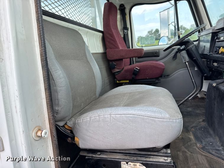 image for item DW6502 1997 International 4900 rollback truck