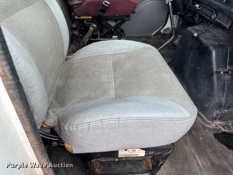 image for item DW6502 1997 International 4900 rollback truck