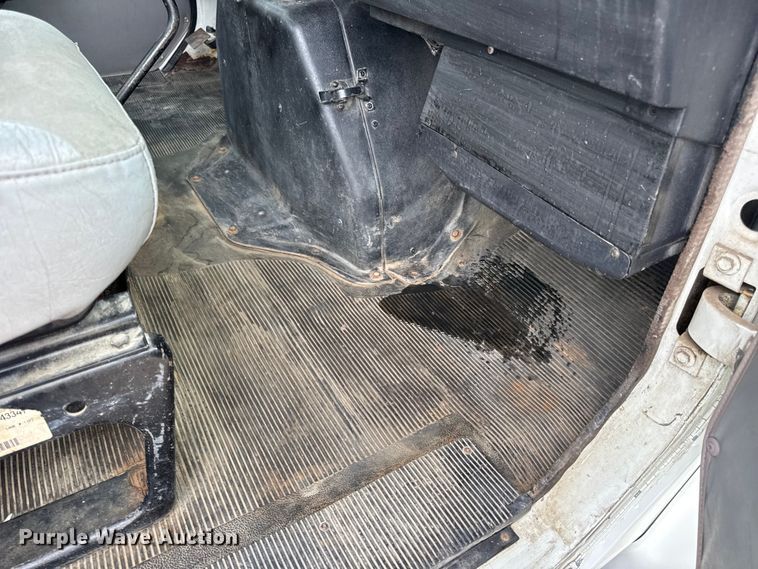 image for item DW6502 1997 International 4900 rollback truck