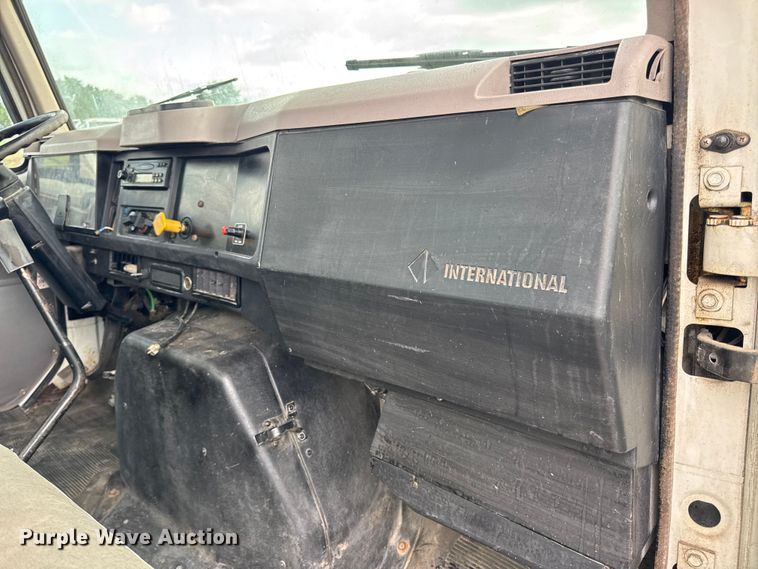 image for item DW6502 1997 International 4900 rollback truck