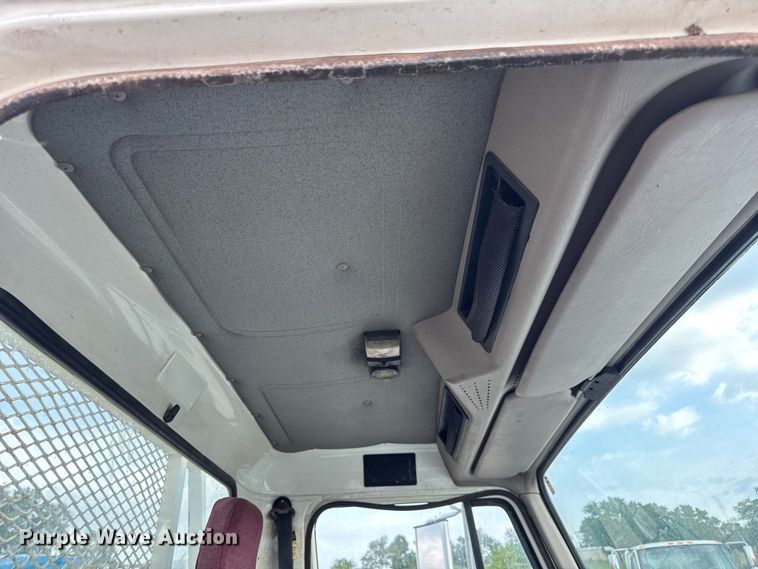 image for item DW6502 1997 International 4900 rollback truck