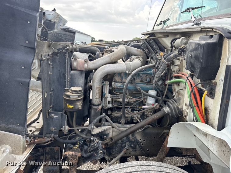 image for item DW6502 1997 International 4900 rollback truck