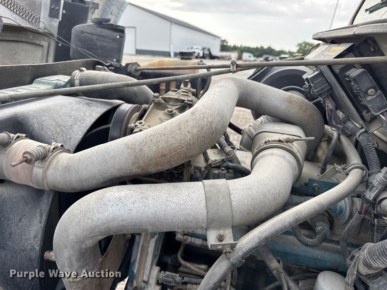 image for item DW6502 1997 International 4900 rollback truck