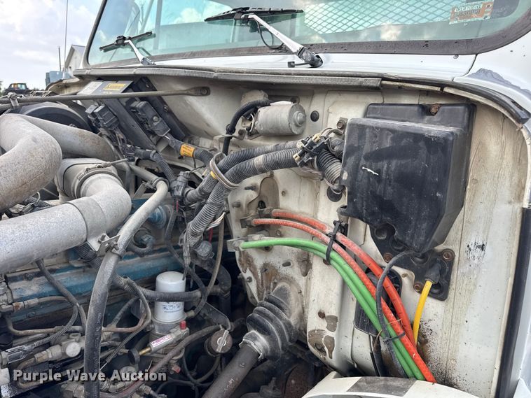 image for item DW6502 1997 International 4900 rollback truck