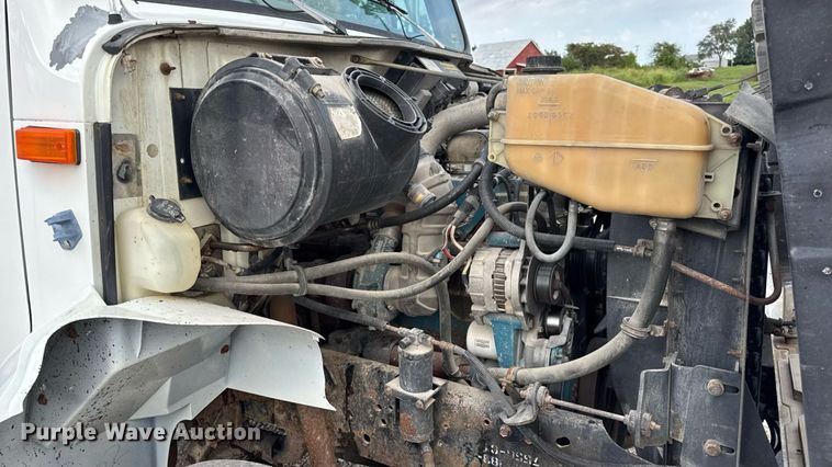 image for item DW6502 1997 International 4900 rollback truck