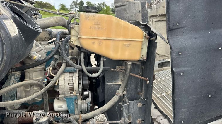 image for item DW6502 1997 International 4900 rollback truck