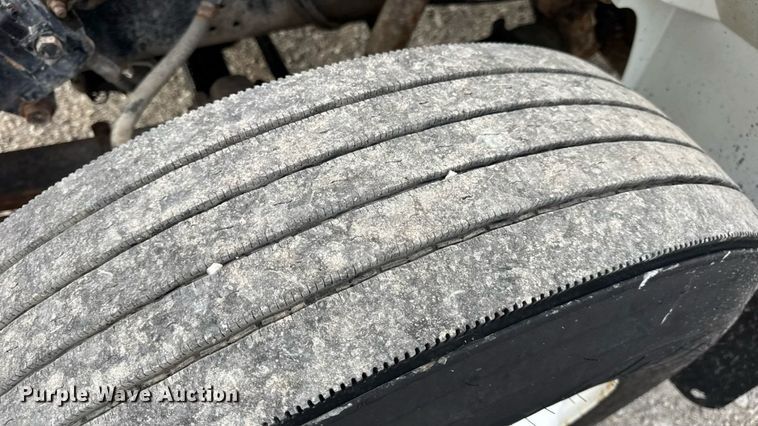 image for item DW6502 1997 International 4900 rollback truck