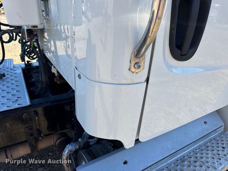 image for item DW6530 2015 Freightliner M2 semi truck