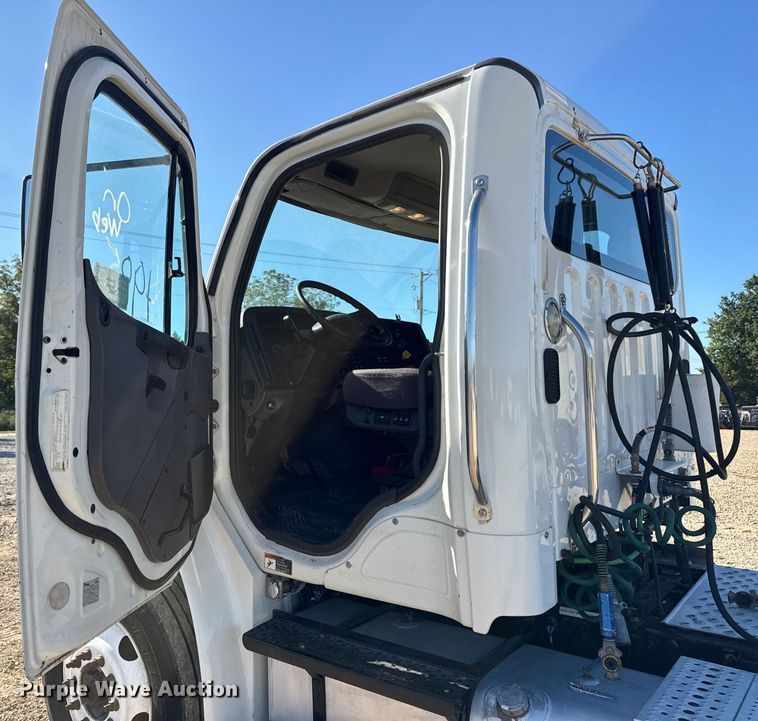 image for item DW6530 2015 Freightliner M2 semi truck