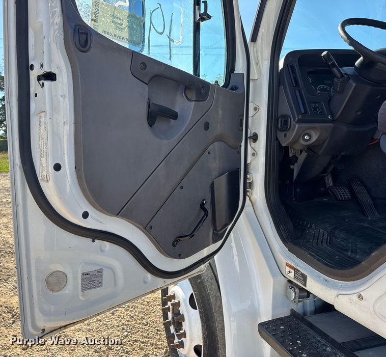 image for item DW6530 2015 Freightliner M2 semi truck