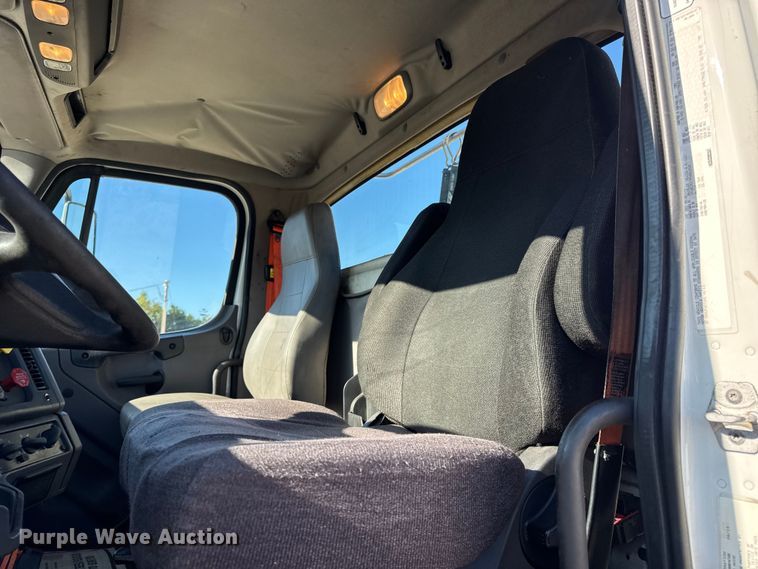 image for item DW6530 2015 Freightliner M2 semi truck