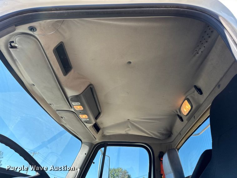 image for item DW6530 2015 Freightliner M2 semi truck