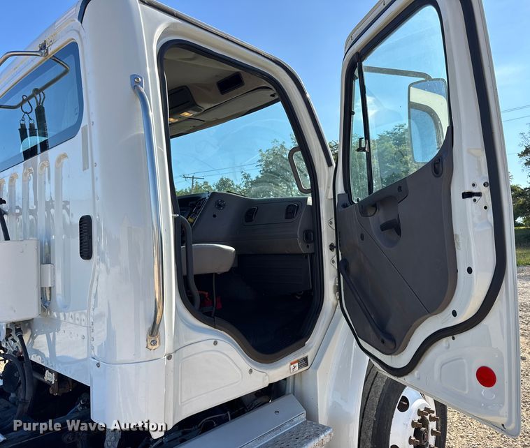 image for item DW6530 2015 Freightliner M2 semi truck