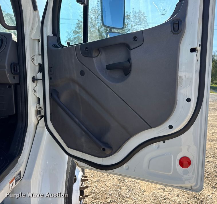 image for item DW6530 2015 Freightliner M2 semi truck