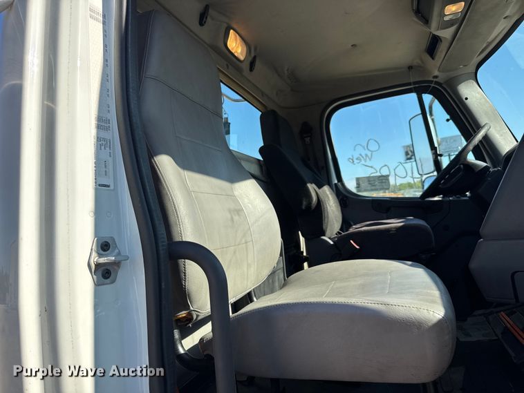 image for item DW6530 2015 Freightliner M2 semi truck