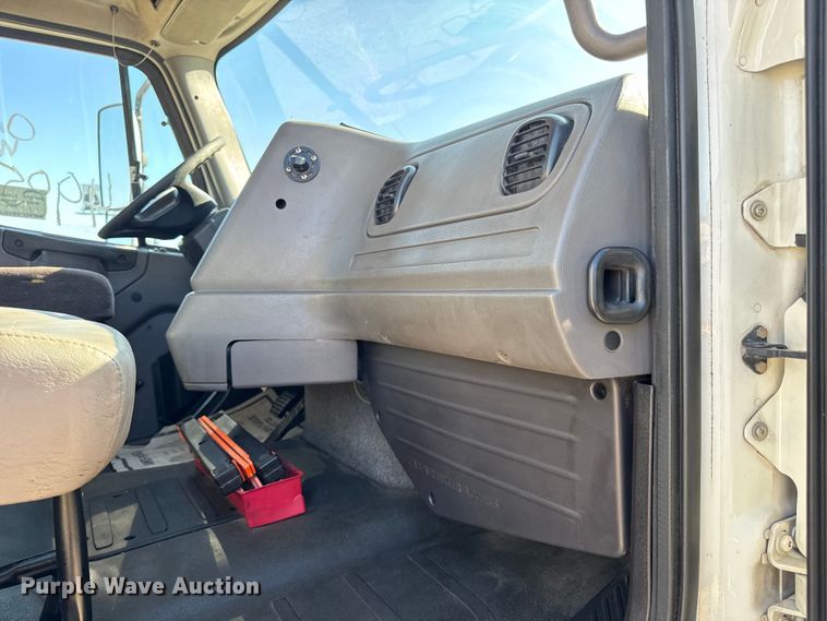 image for item DW6530 2015 Freightliner M2 semi truck