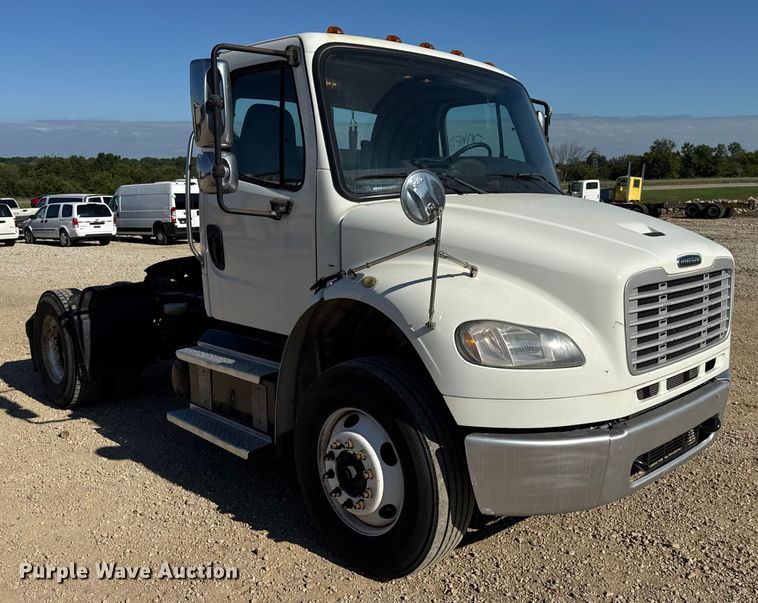 image for item DW6531 2014 Freightliner Business Class M2 semi truck