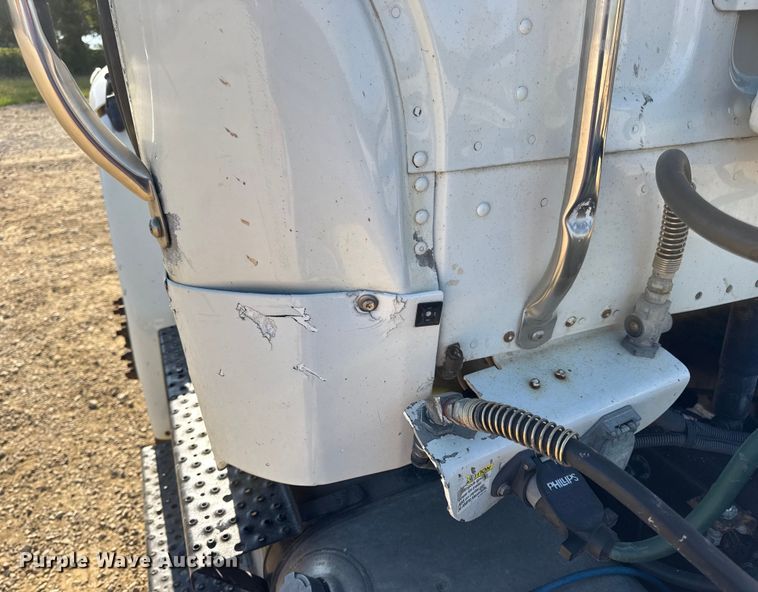 image for item DW6531 2014 Freightliner Business Class M2 semi truck