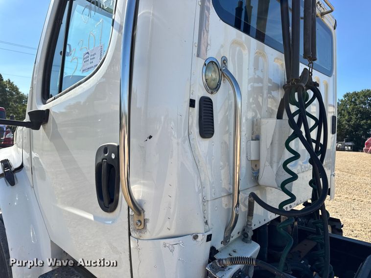 image for item DW6531 2014 Freightliner Business Class M2 semi truck