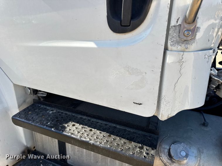 image for item DW6531 2014 Freightliner Business Class M2 semi truck