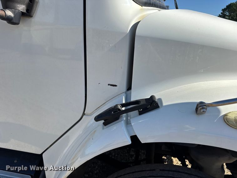 image for item DW6531 2014 Freightliner Business Class M2 semi truck