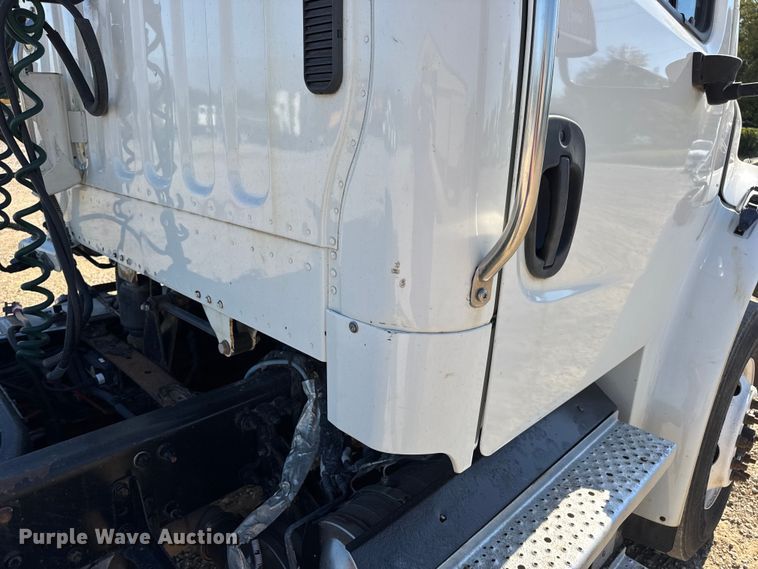 image for item DW6531 2014 Freightliner Business Class M2 semi truck